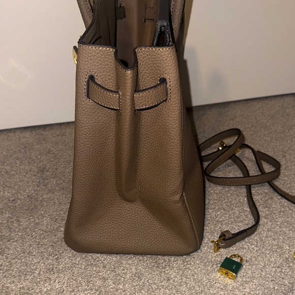 Elegant Brown Leather Handbag - Picture 6 of 7